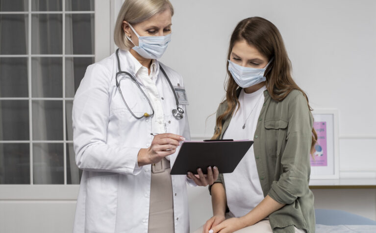 medium-shot-doctor-patient-wearing-masks